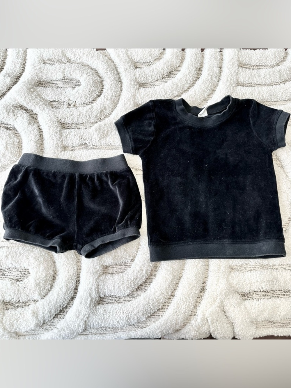 Kate Quinn Black Velour short Set | Size 2T